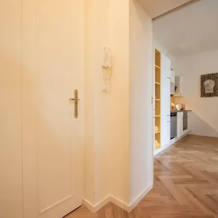 Modern Studio 3 Apartment *